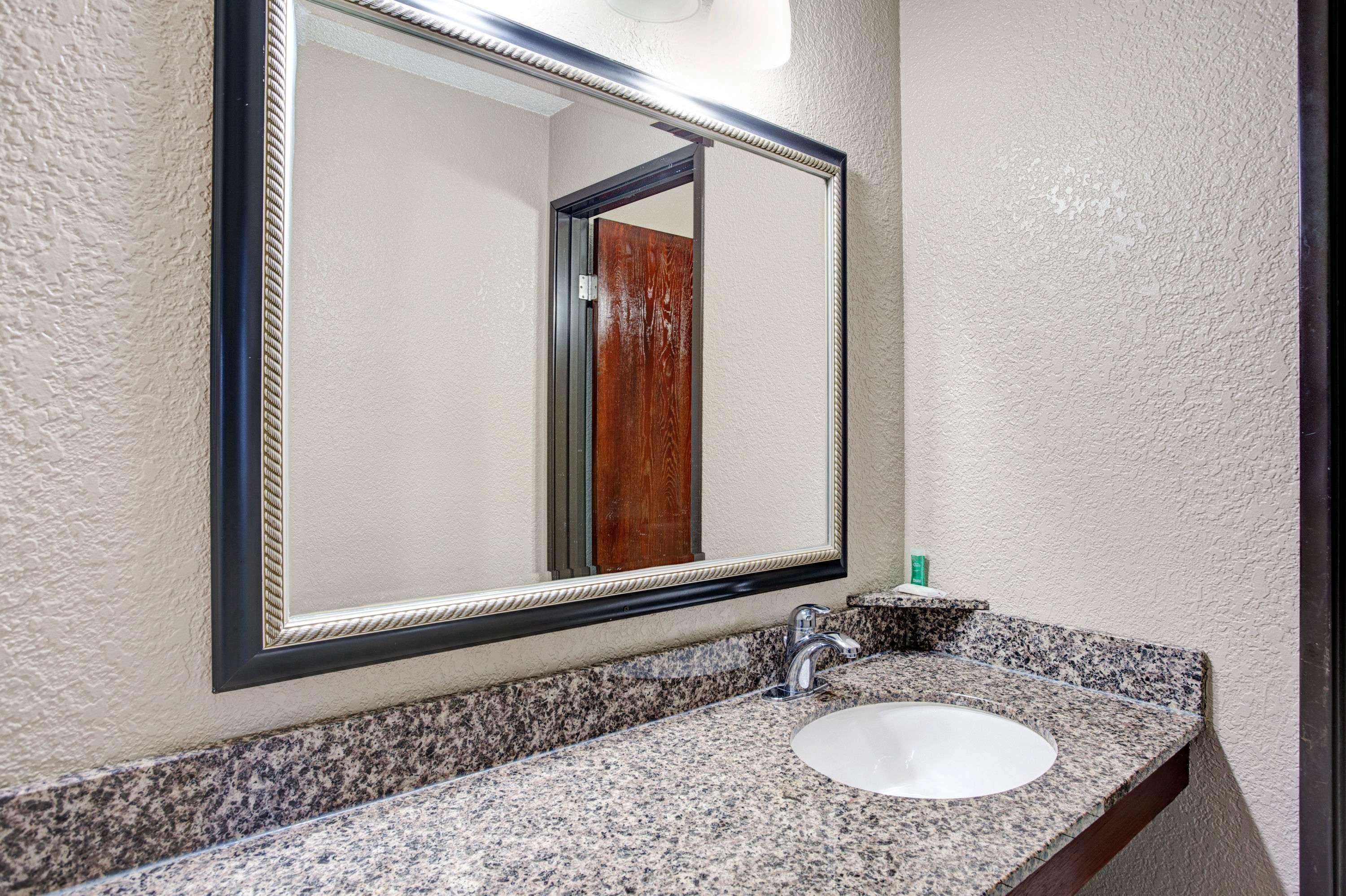 ซูเปอร์ 8 บาย วินด์แฮม โรสวิลล์/ดีทรอยต์ แอเรีย Hotel ภายนอก รูปภาพ